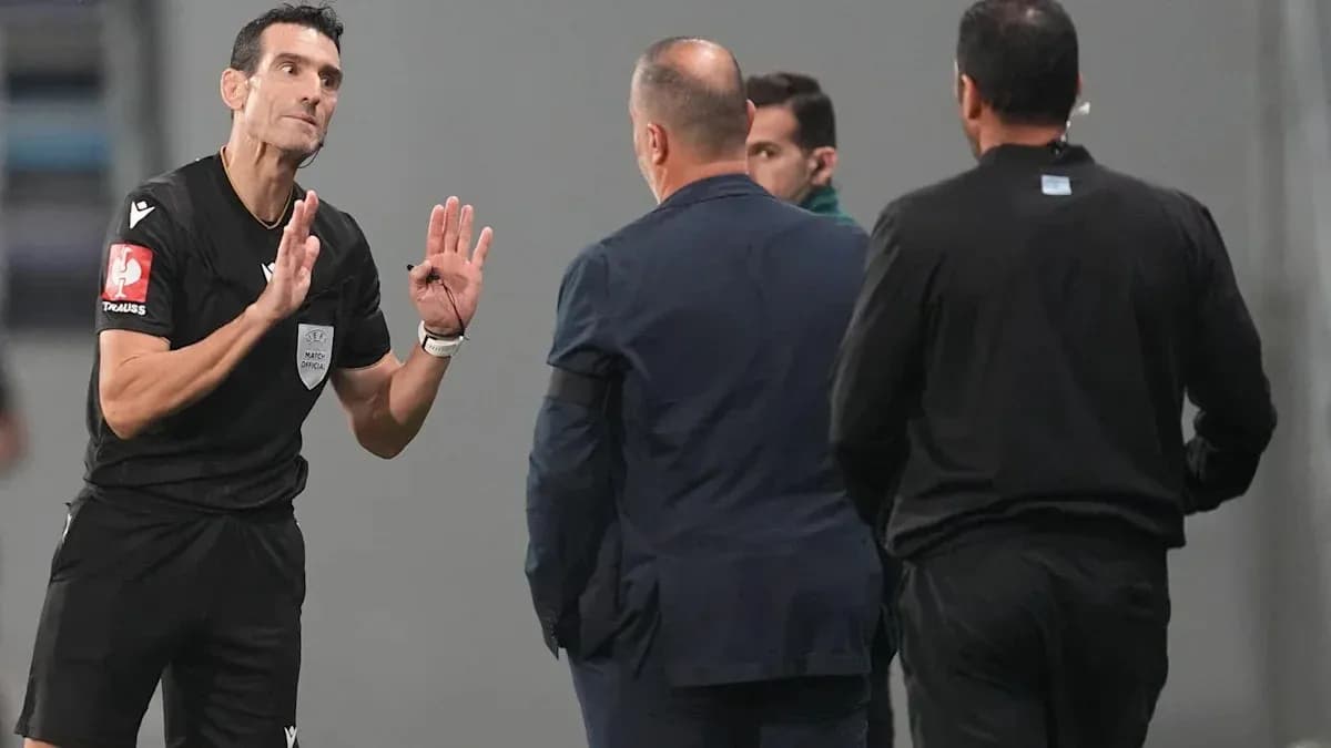 Árbitro hablando con entrenadores en la línea de banda