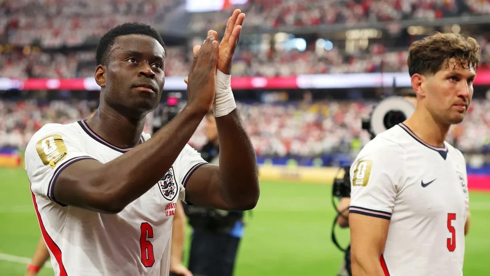 Jugadores de Inglaterra aplaudiendo a la afición Jugadores de Inglaterra aplaudiendo a la afición
