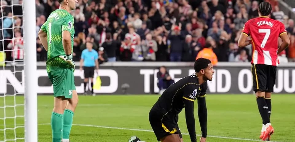 Jugador arrodillado tras un gol en partido