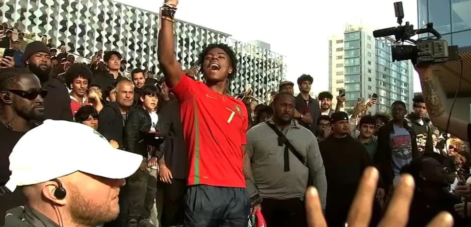Jugador de Portugal animando a la multitud