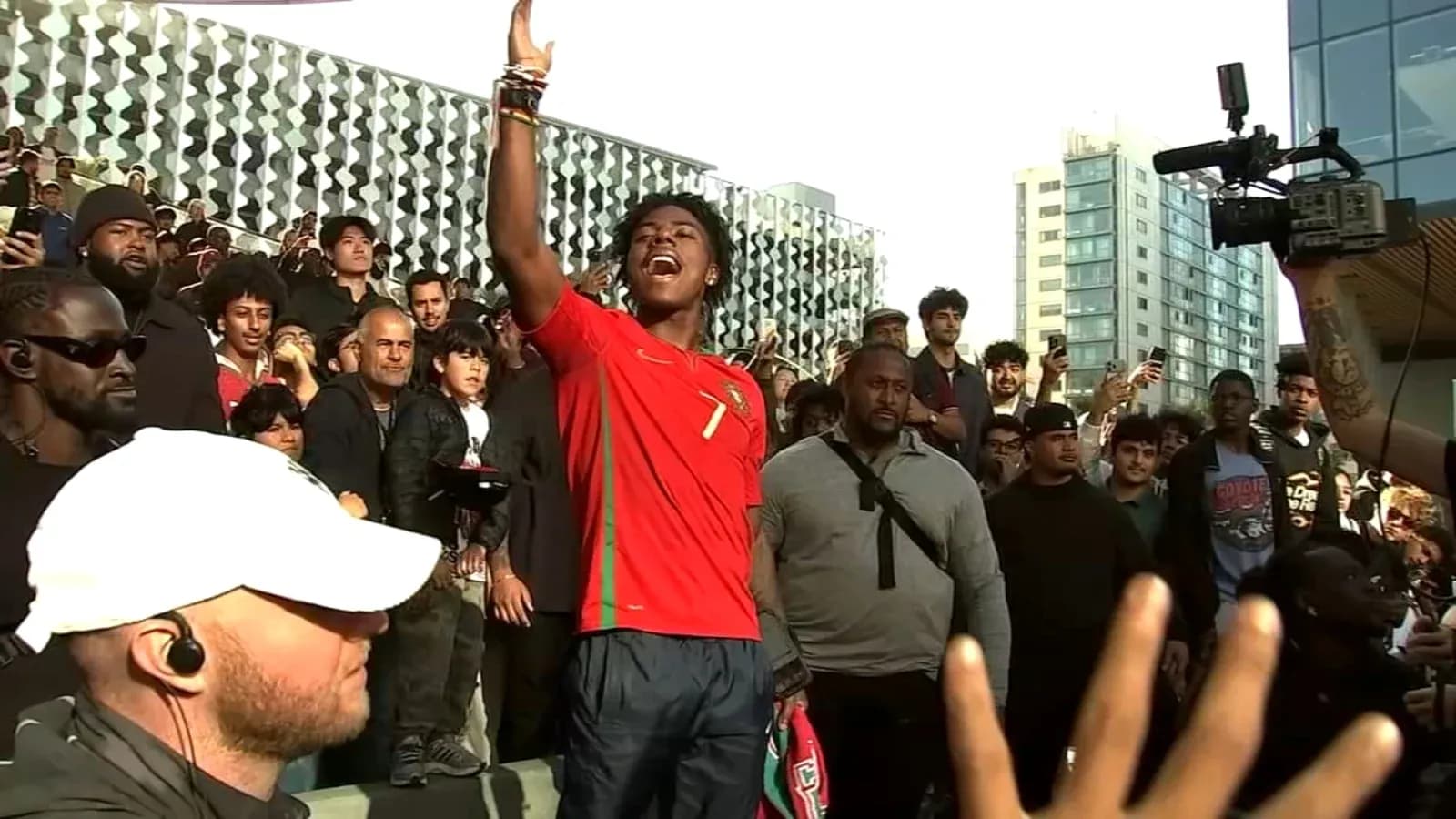 Jugador de Portugal animando a la multitud