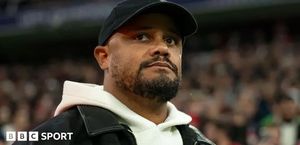 Hombre con gorra en evento deportivo lleno de gente