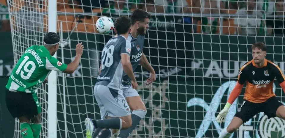 Goleador de Real Betis anotando un gol