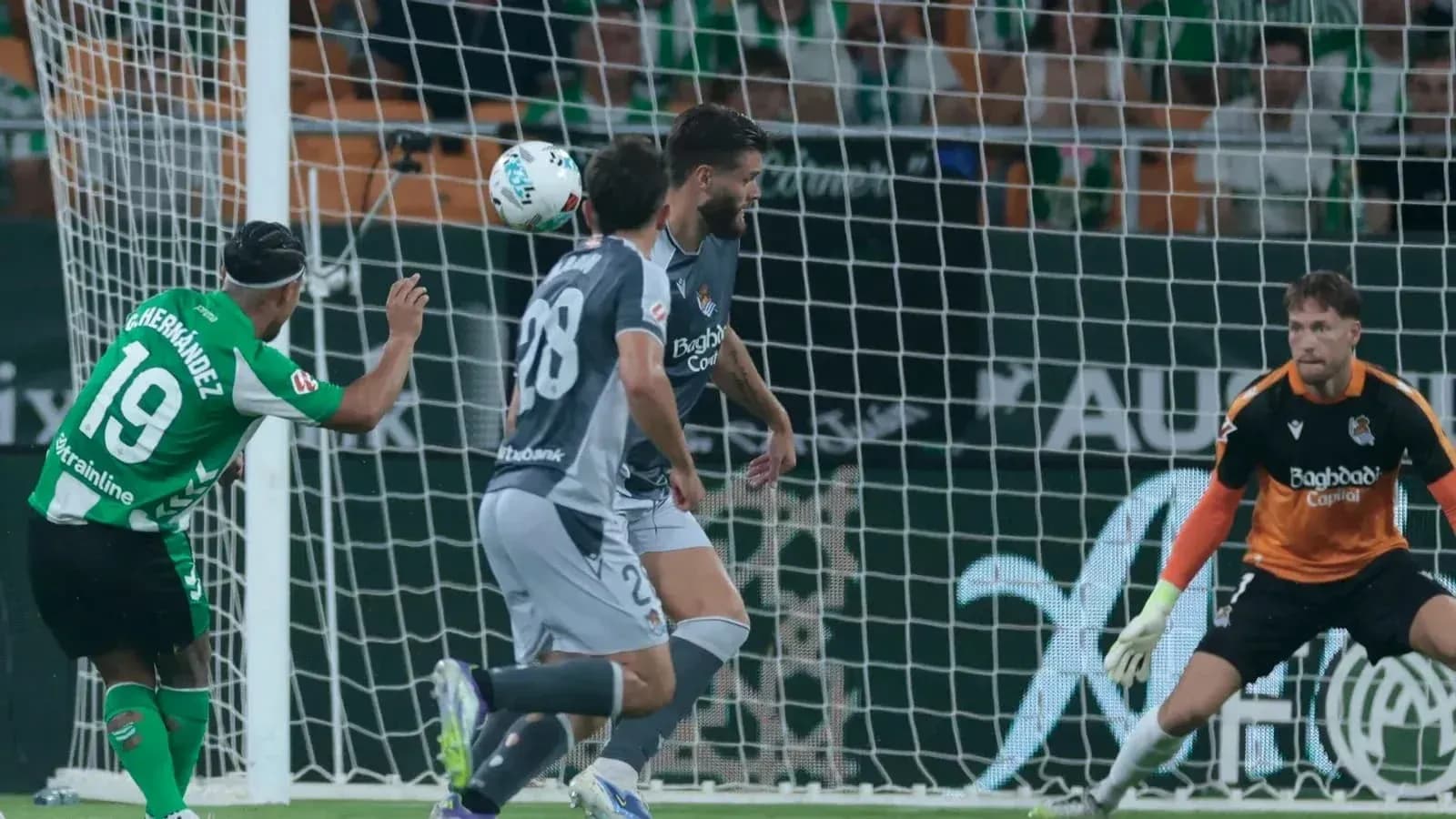 Goleador de Real Betis anotando un gol