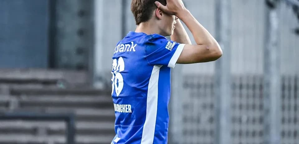 Jugador con camiseta azul se agarra la cabeza