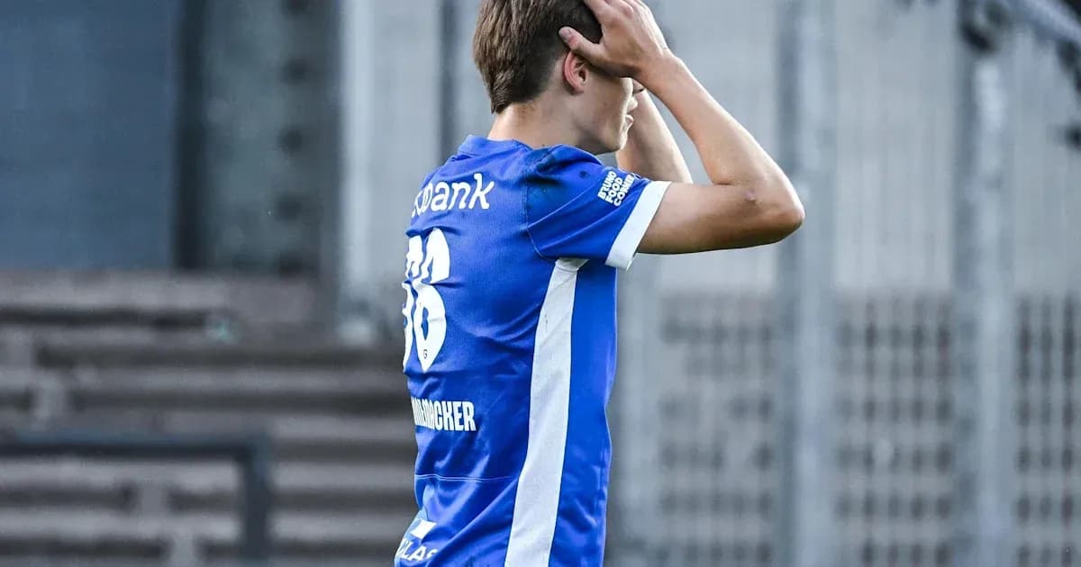 Jugador con camiseta azul se agarra la cabeza