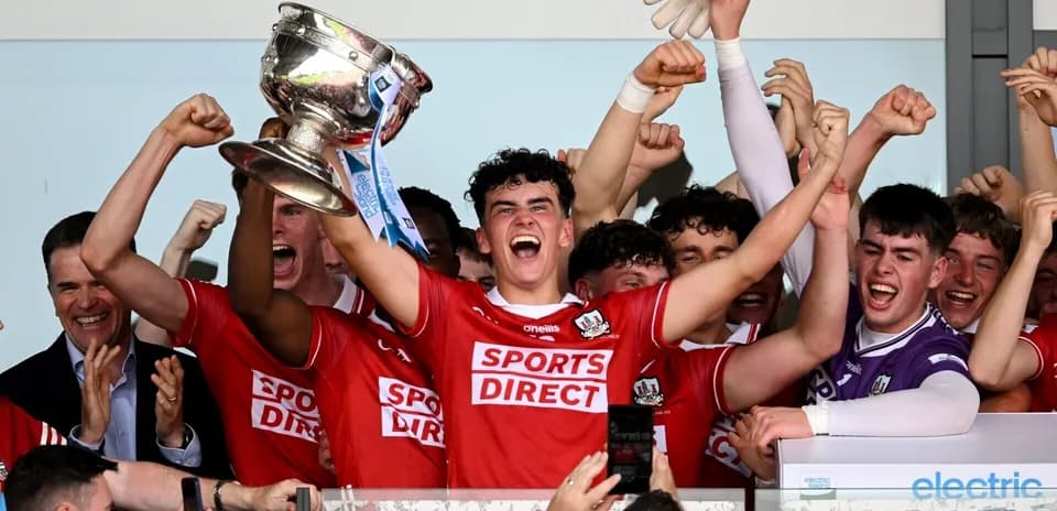 Jugadores levantando trofeo en celebración de victoria