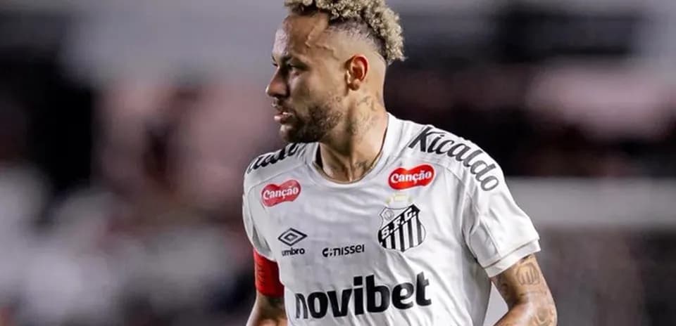 Neymar jugando para Santos en partido