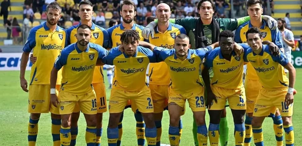 Equipo de Frosinone posando para la foto