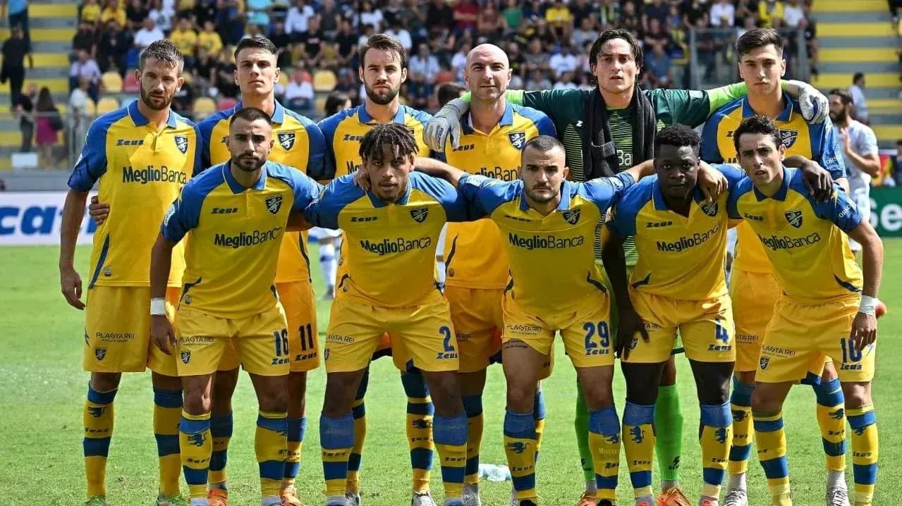 Equipo de Frosinone posando para la foto