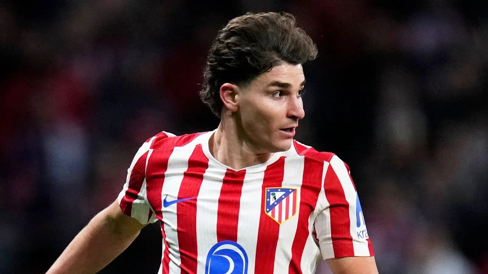 Jugador de Atlético de Madrid corriendo en el campo