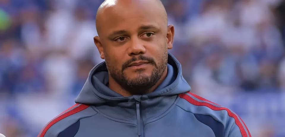 Entrenador de fútbol en la línea de banda