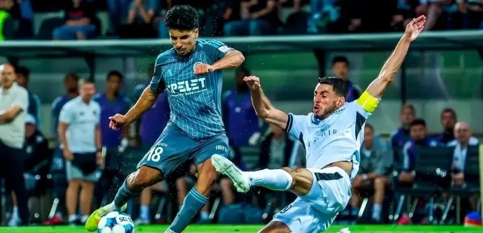 Jugador de Slovan Bratislava en acción contra Saburtalo
