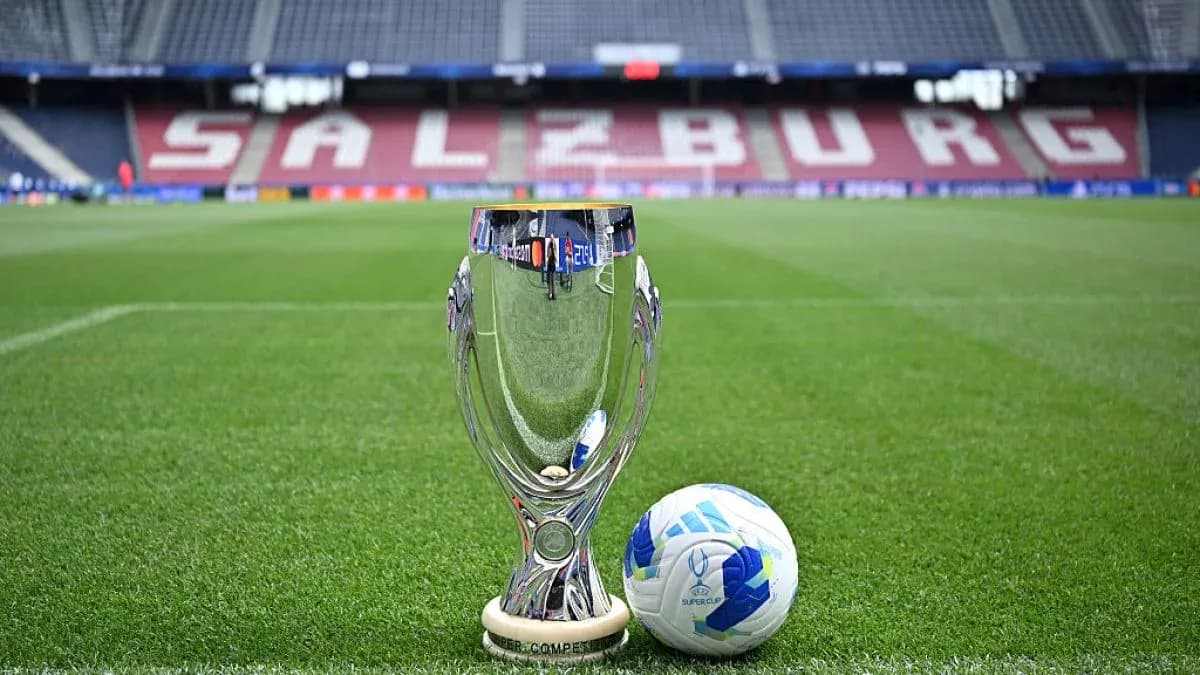 Trofeo y balón en el campo de fútbol
