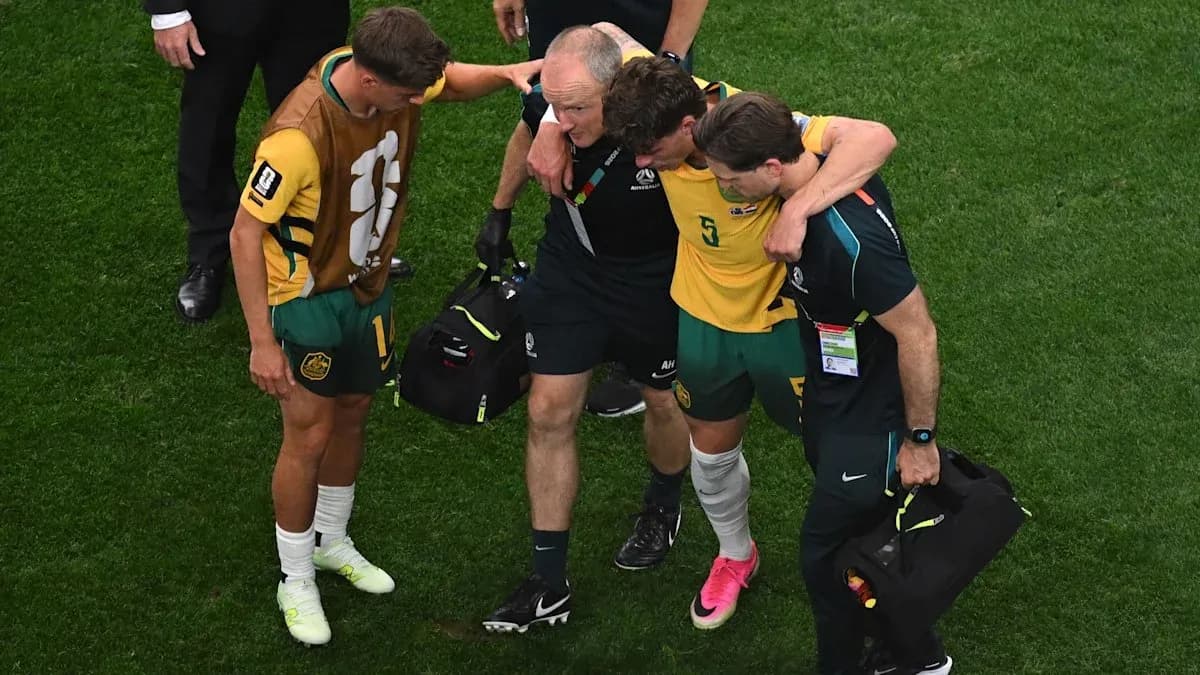 Jugador siendo asistido por personal médico en el campo