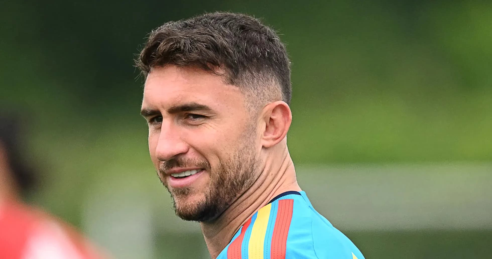 Jugador sonriente durante sesión de entrenamiento