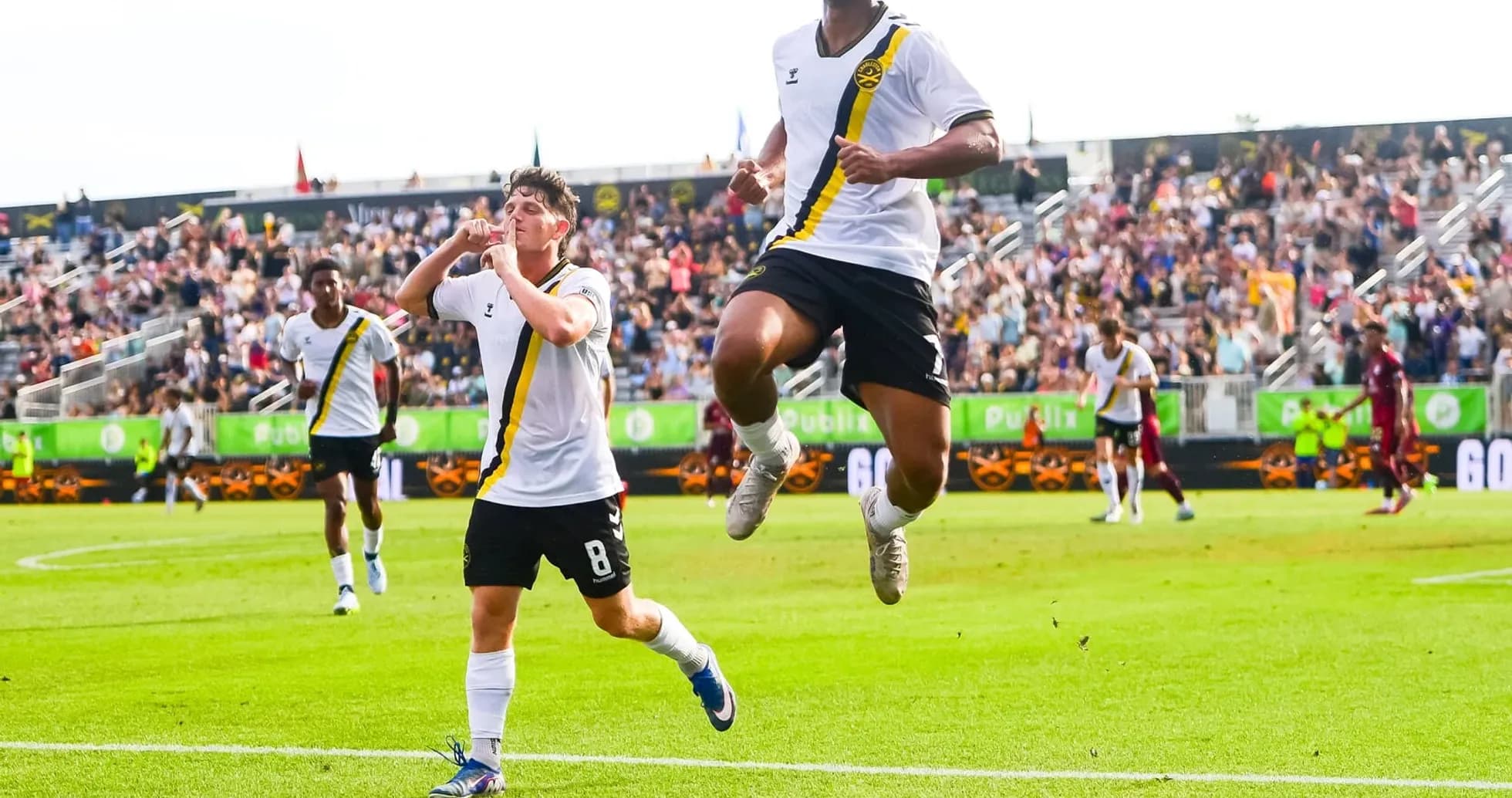 Jugadores de Charleston Battery celebrando un gol