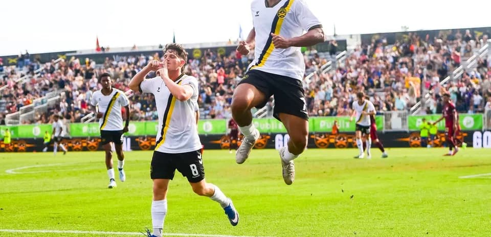 Jugadores de Charleston Battery celebrando un gol