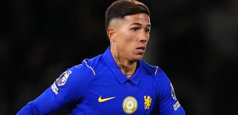 Jugador de Chelsea corriendo en partido de fútbol