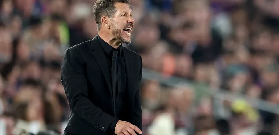 Entrenador dirigiendo a su equipo durante el partido