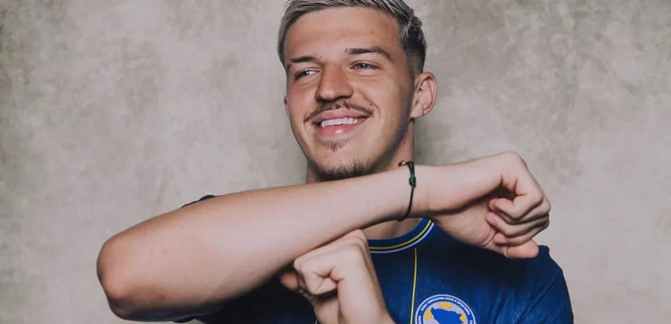 Jugador sonriendo con camiseta de Bosnia y Herzegovina