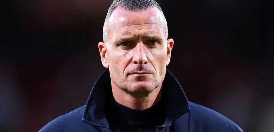 Entrenador observando el partido desde la línea lateral