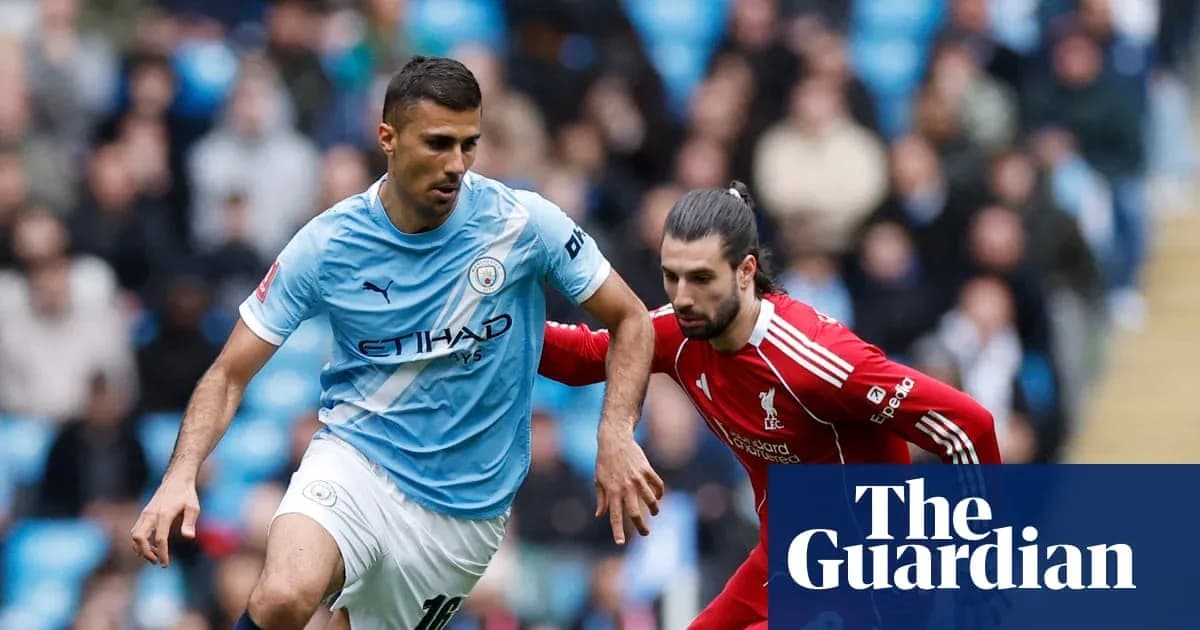 Jugador de Manchester City driblando a rival de Liverpool