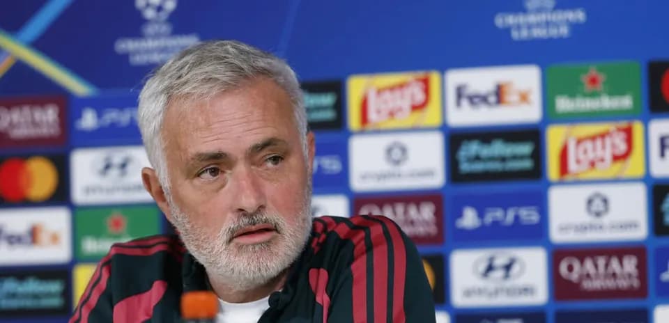 Entrenador en conferencia de prensa de la UEFA Champions League