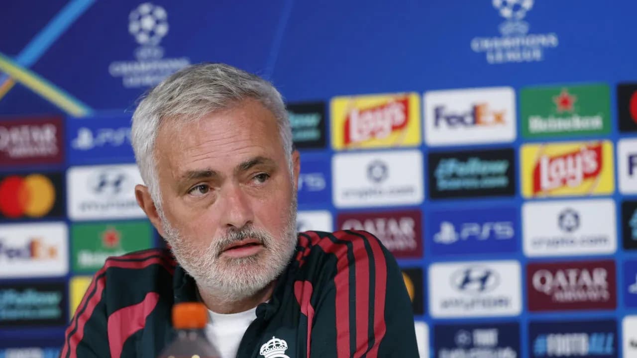 Entrenador en conferencia de prensa de la UEFA Champions League