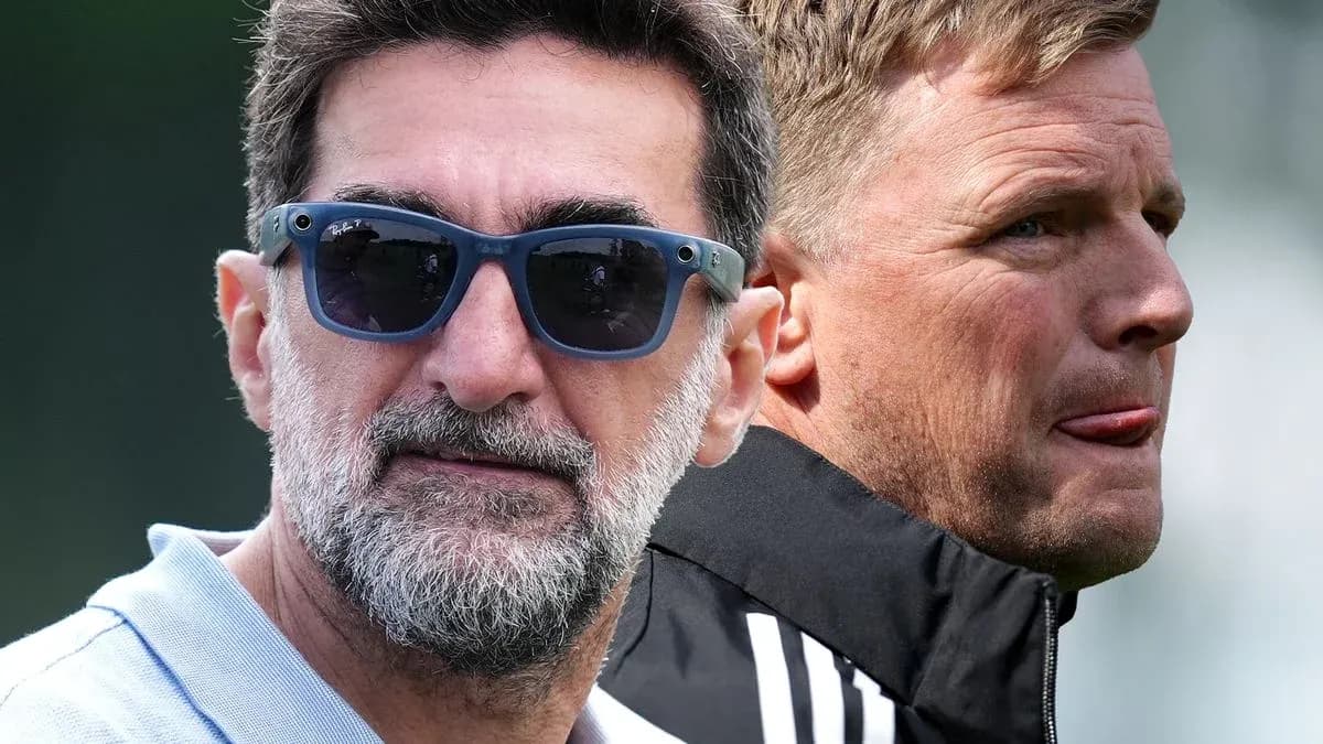 Dos entrenadores observando el entrenamiento en el campo