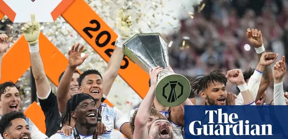 Jugadores celebrando con el trofeo en el podio