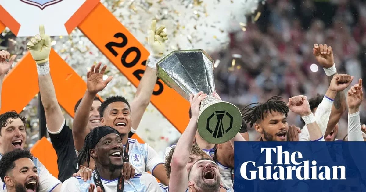 Jugadores celebrando con el trofeo en el podio