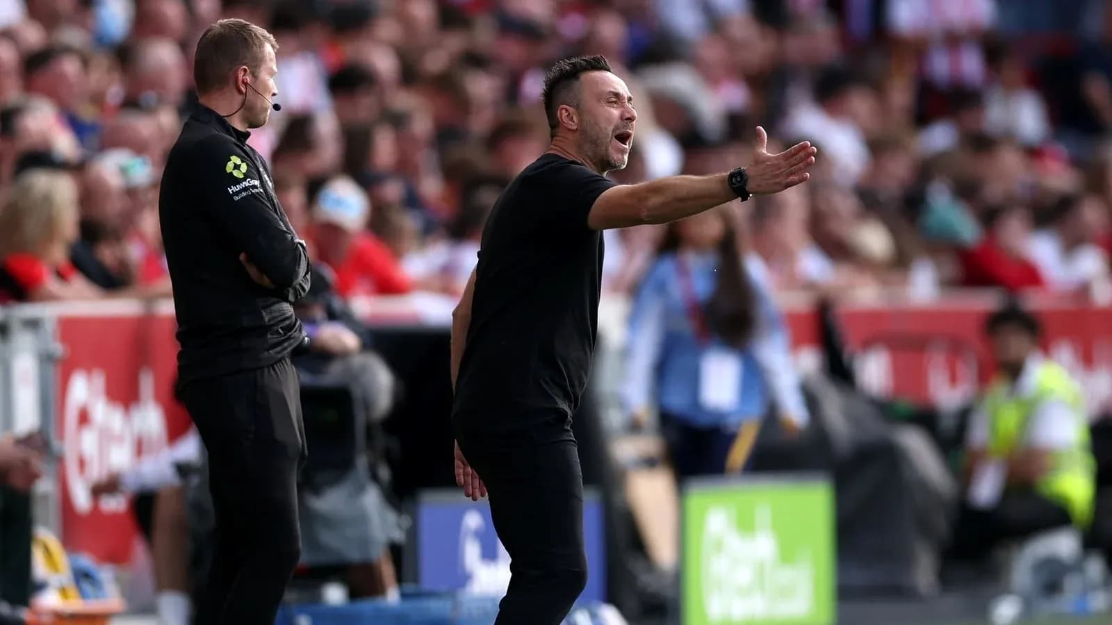 Entrenador dirigiendo a su equipo en el partido