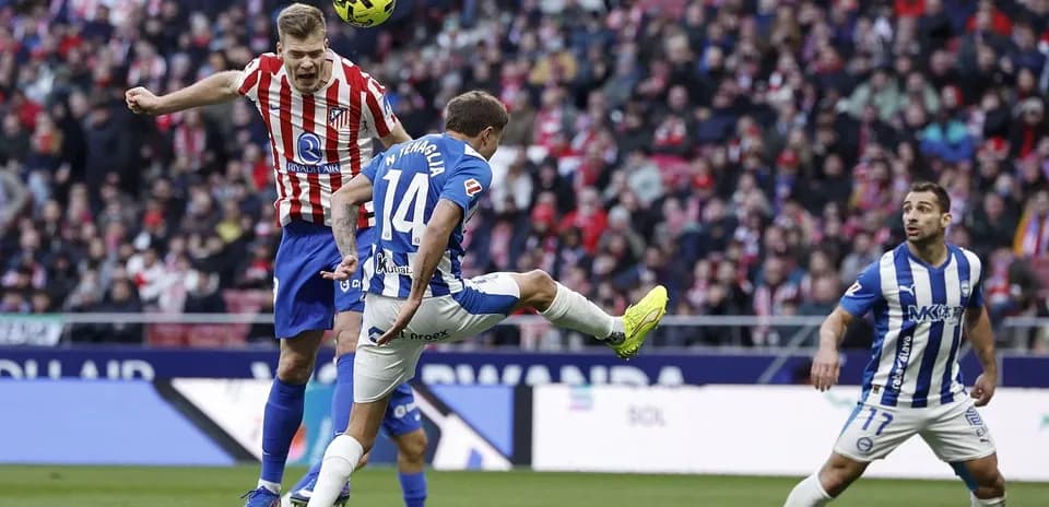 Jugador de Alavés intenta despejar el balón