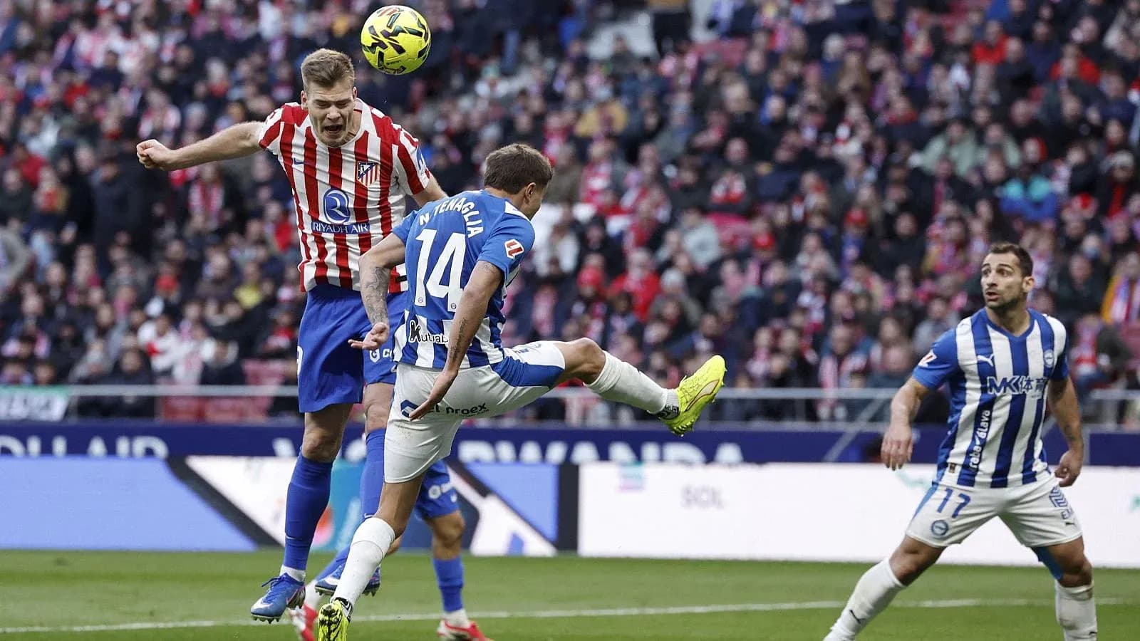 Jugador de Alavés intenta despejar el balón