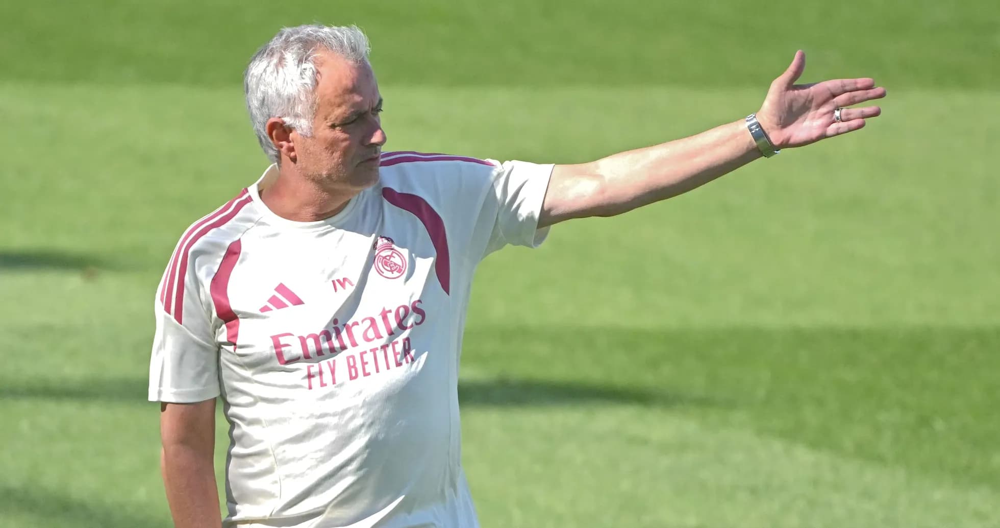 Entrenador dirigiendo sesión en campo de entrenamiento