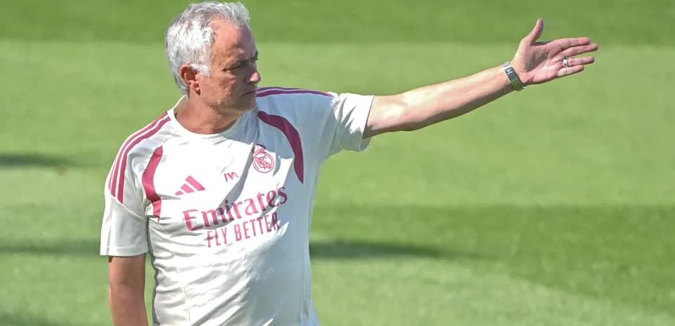 Entrenador dirigiendo sesión en campo de entrenamiento