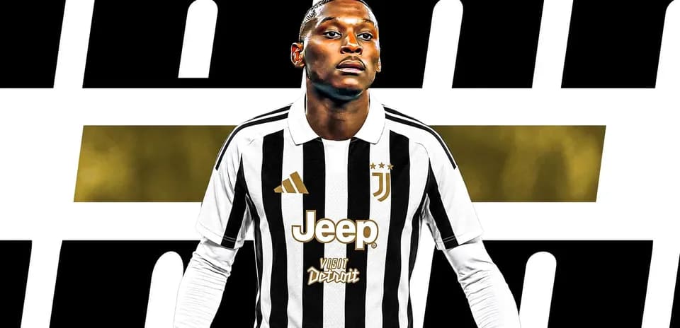 Jugador de Juventus en uniforme con patrocinadores