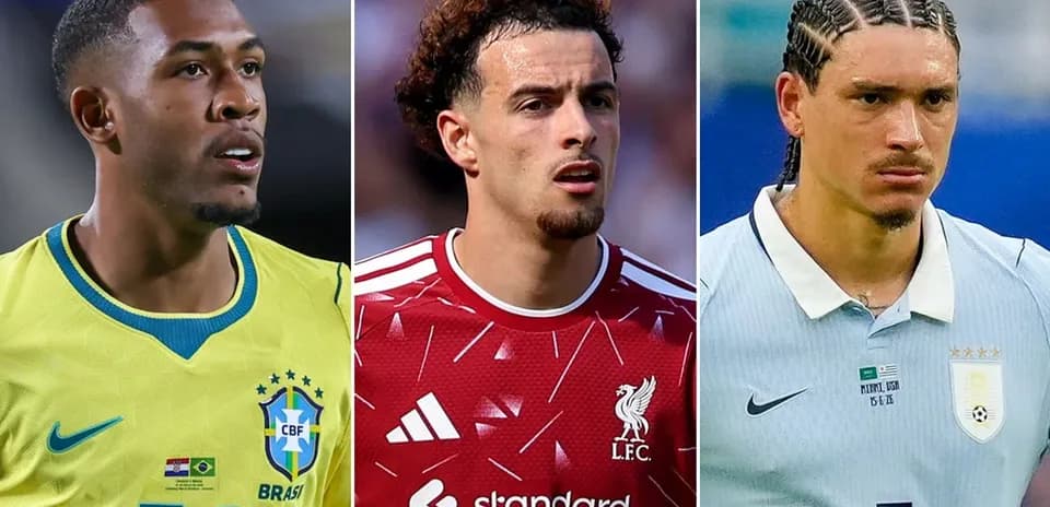 Tres jugadores en sus camisetas nacionales de fútbol