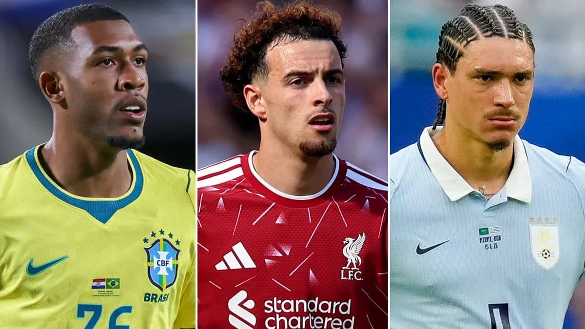 Tres jugadores en sus camisetas nacionales de fútbol