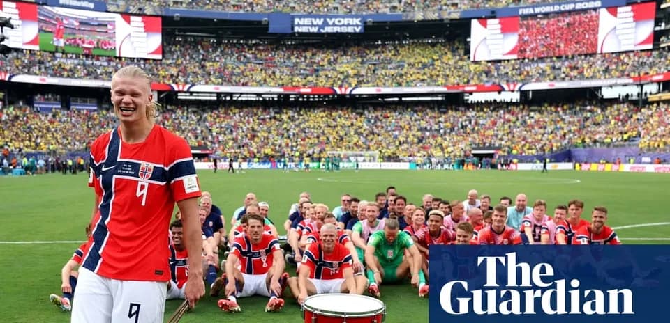 Jugadores de Noruega celebrando en el campo después del partido