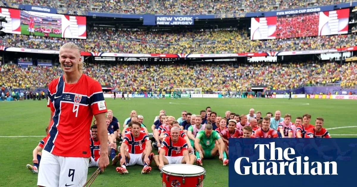 Jugadores de Noruega celebrando en el campo después del partido