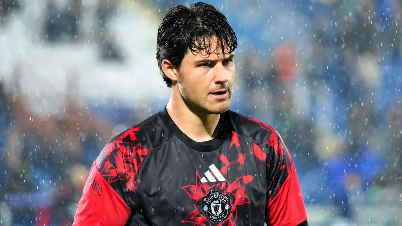 Portero de Manchester United bajo la lluvia