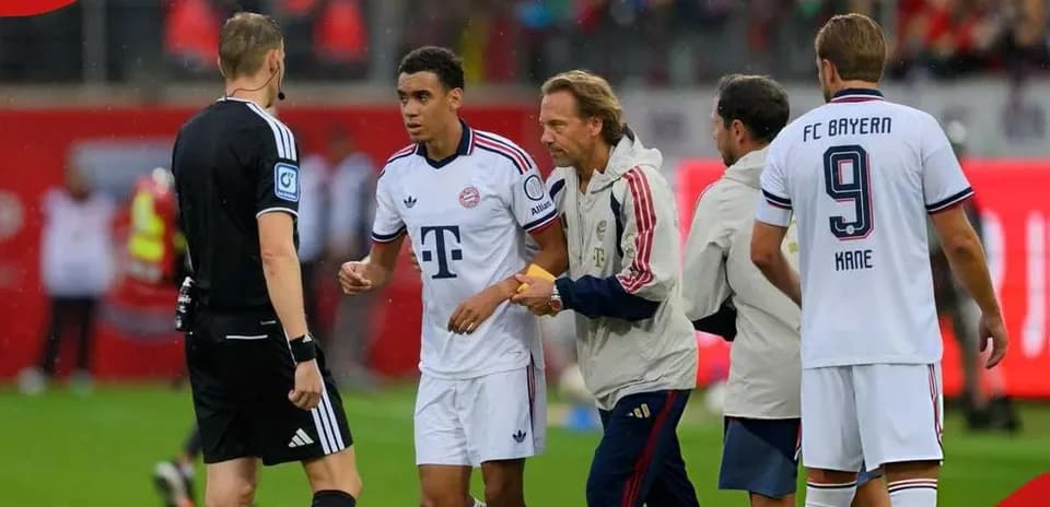 Jugadores de Bayern Múnich en conversación con árbitro
