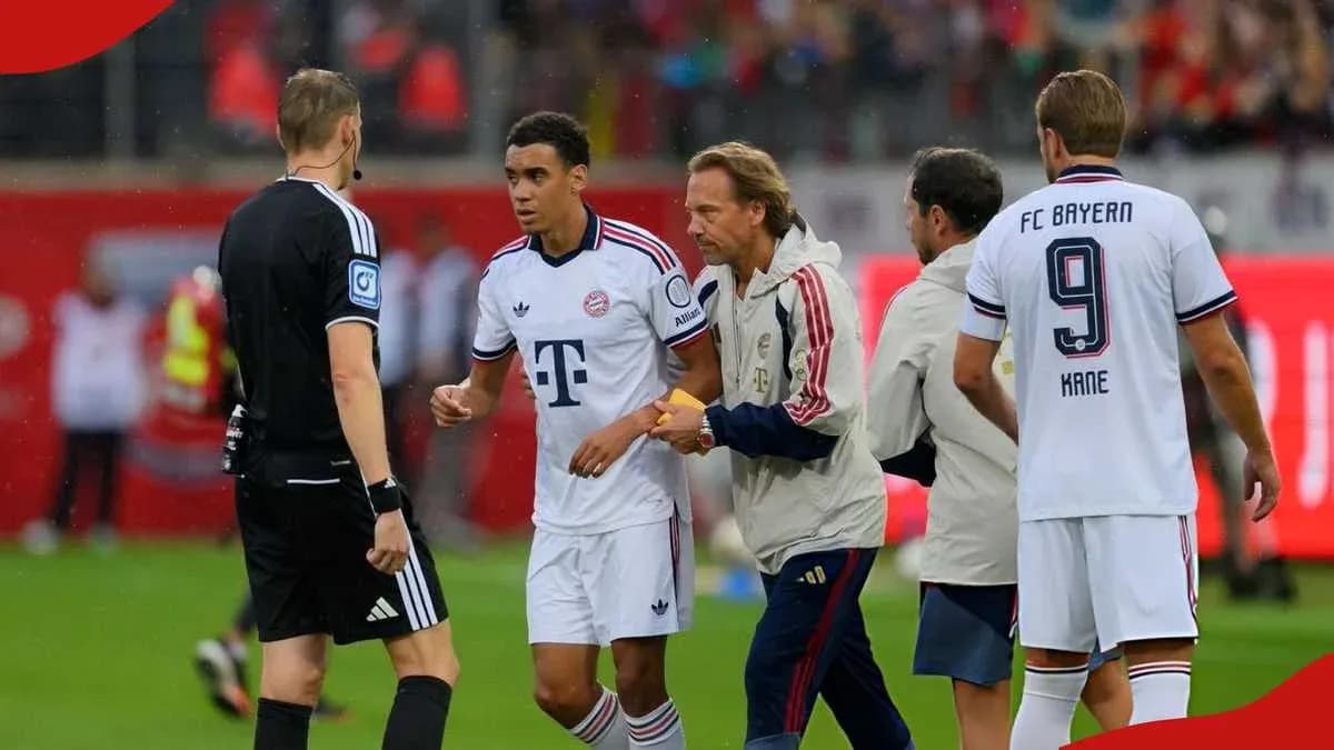 Jugadores de Bayern Múnich en conversación con árbitro