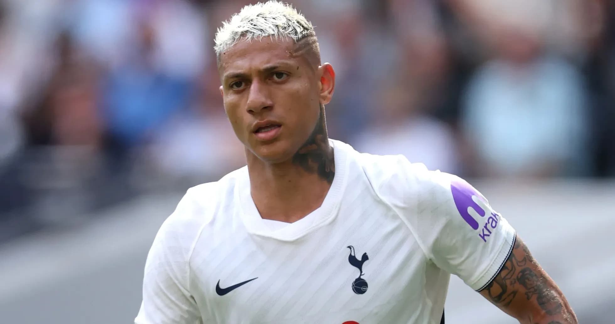 Jugador de Tottenham corriendo durante un partido
