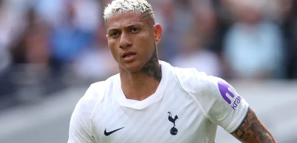 Jugador de Tottenham corriendo durante un partido