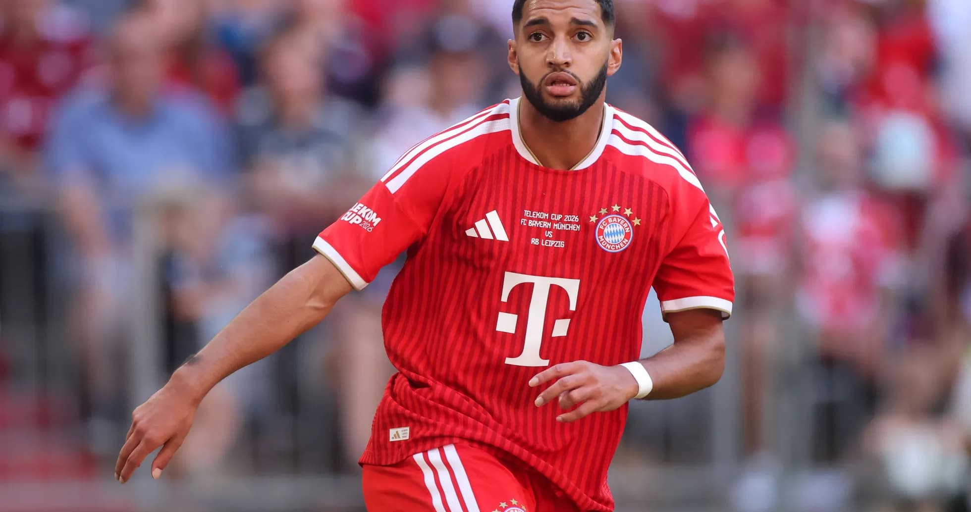 Jugador de Bayern Múnich corriendo durante el partido
