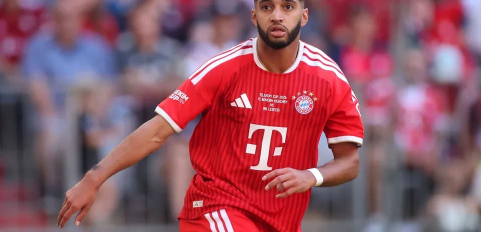 Jugador de Bayern Múnich corriendo durante el partido