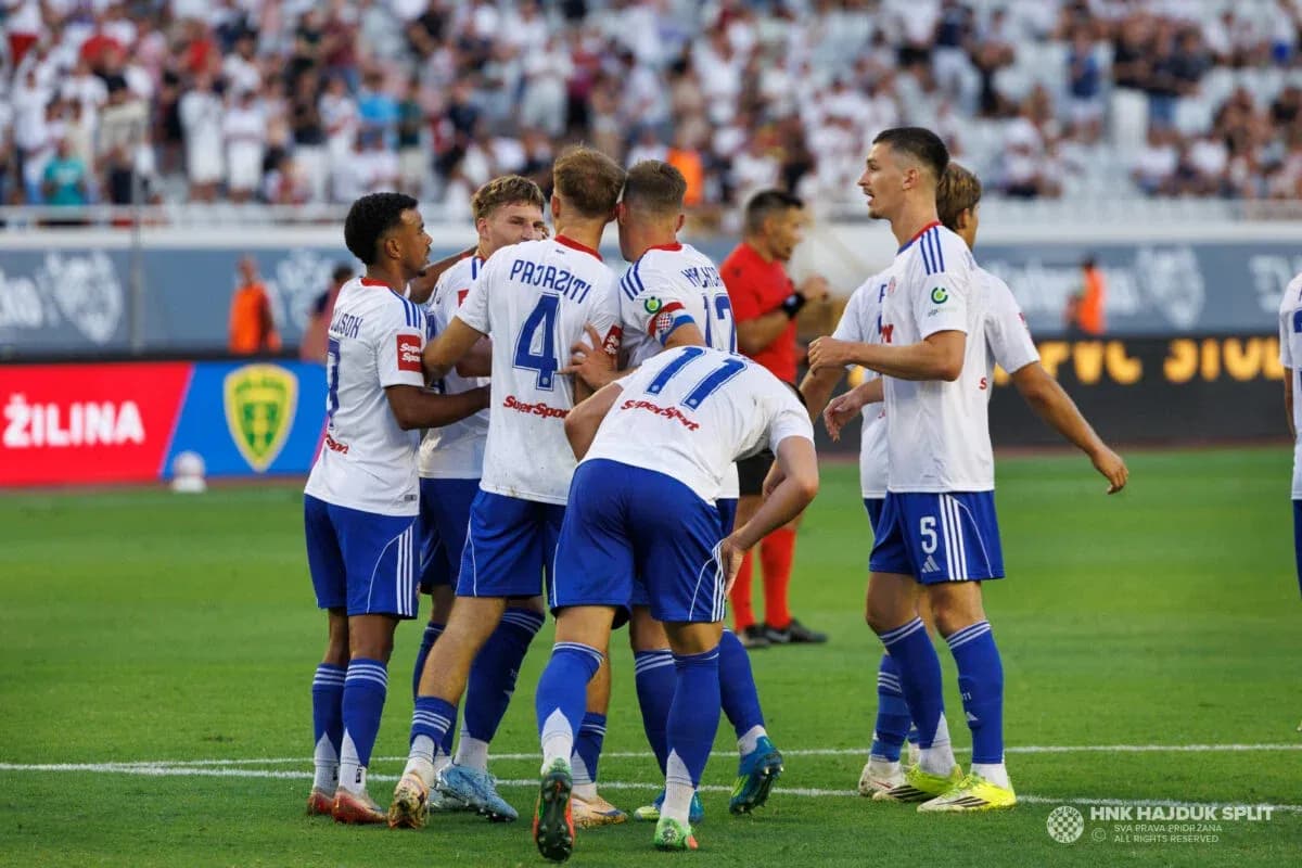 Jugadores de Hajduk Split celebrando un gol